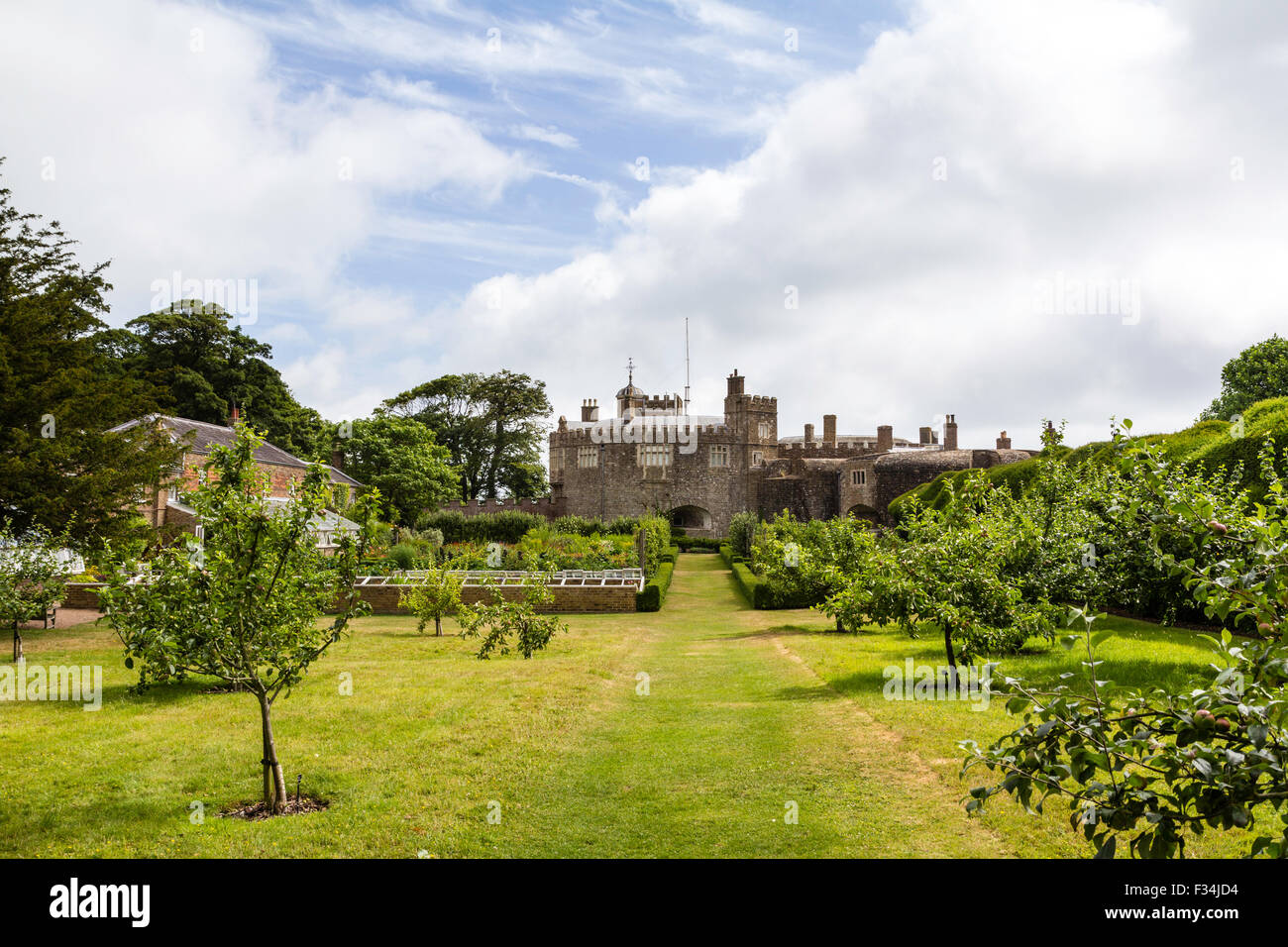 Walmer Château Tudor construite en 1540 avec le potager et verger dans la foregound. Blanc et bleu ciel nuageux au-dessus. Prise de vue au grand angle. Banque D'Images