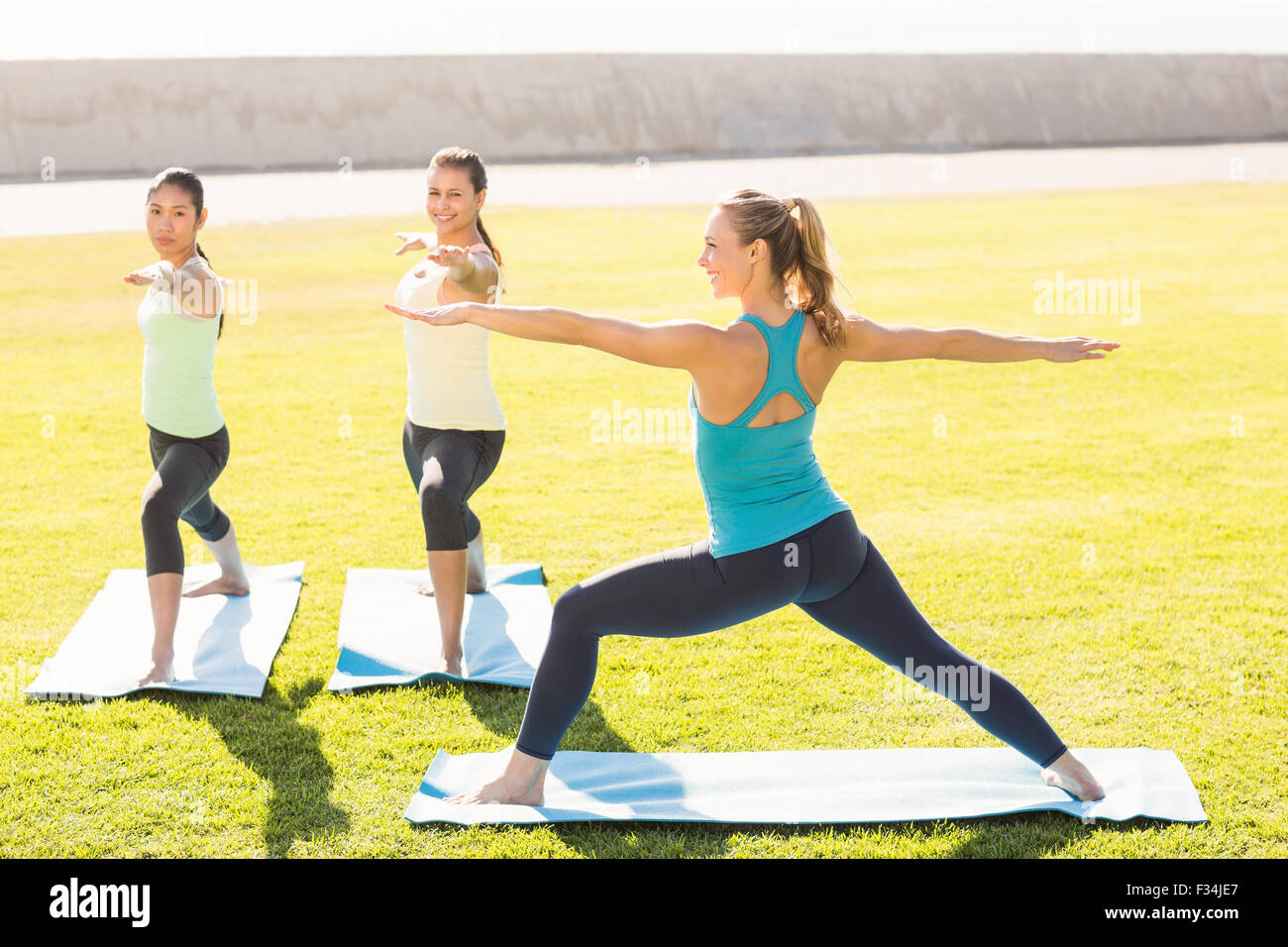 Les femmes qui fréquentent la classe de yoga sportif Banque D'Images