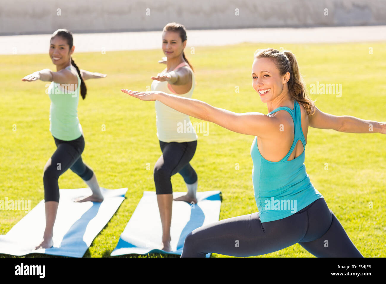 Professeur de yoga et les femmes qui fréquentent la classe de yoga sportif Banque D'Images