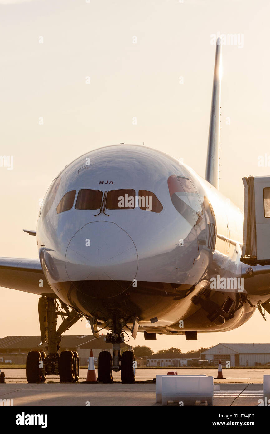 Close up of a British Airways Dreamliner, Boeing 787, en face de viewer, stationné sur la piste pendant le coucher du soleil invisible. Heure d'or la couleur. Manston, Angleterre. Banque D'Images