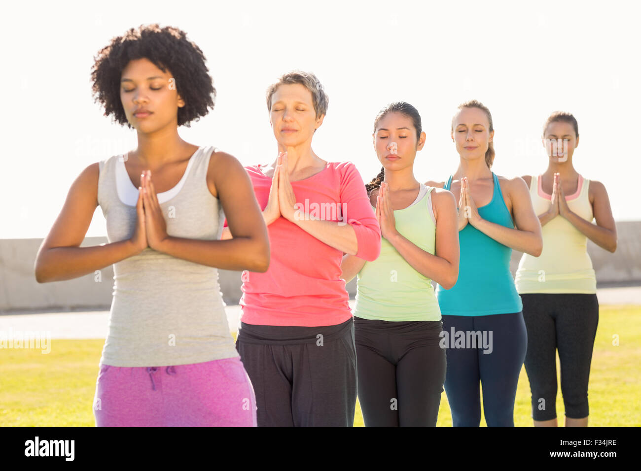 Les femmes sportive pacifique faisant la prière en position de yoga Banque D'Images