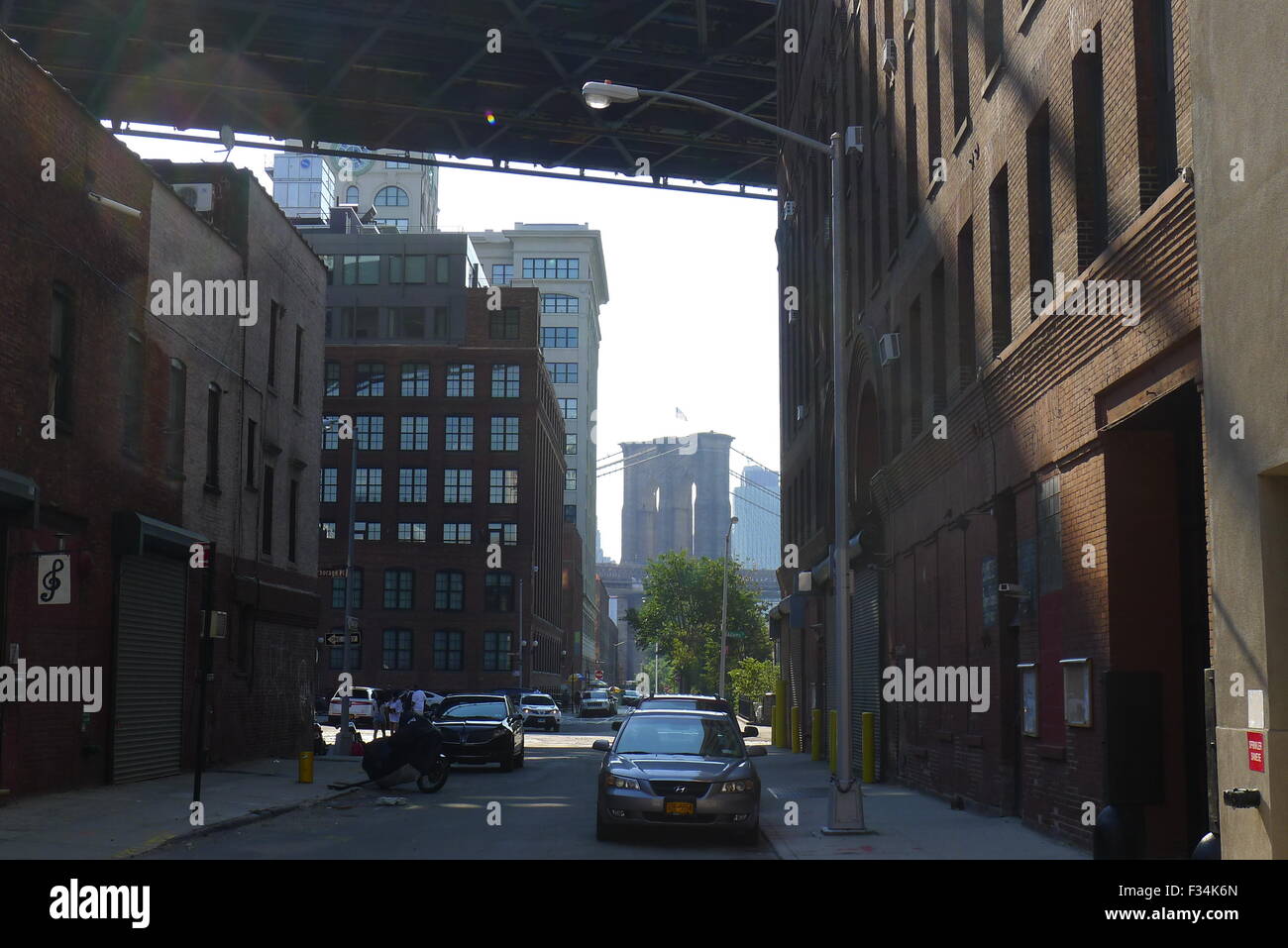 La rue Plymouth sous pont de Manhattan à Brooklyn, NY Banque D'Images