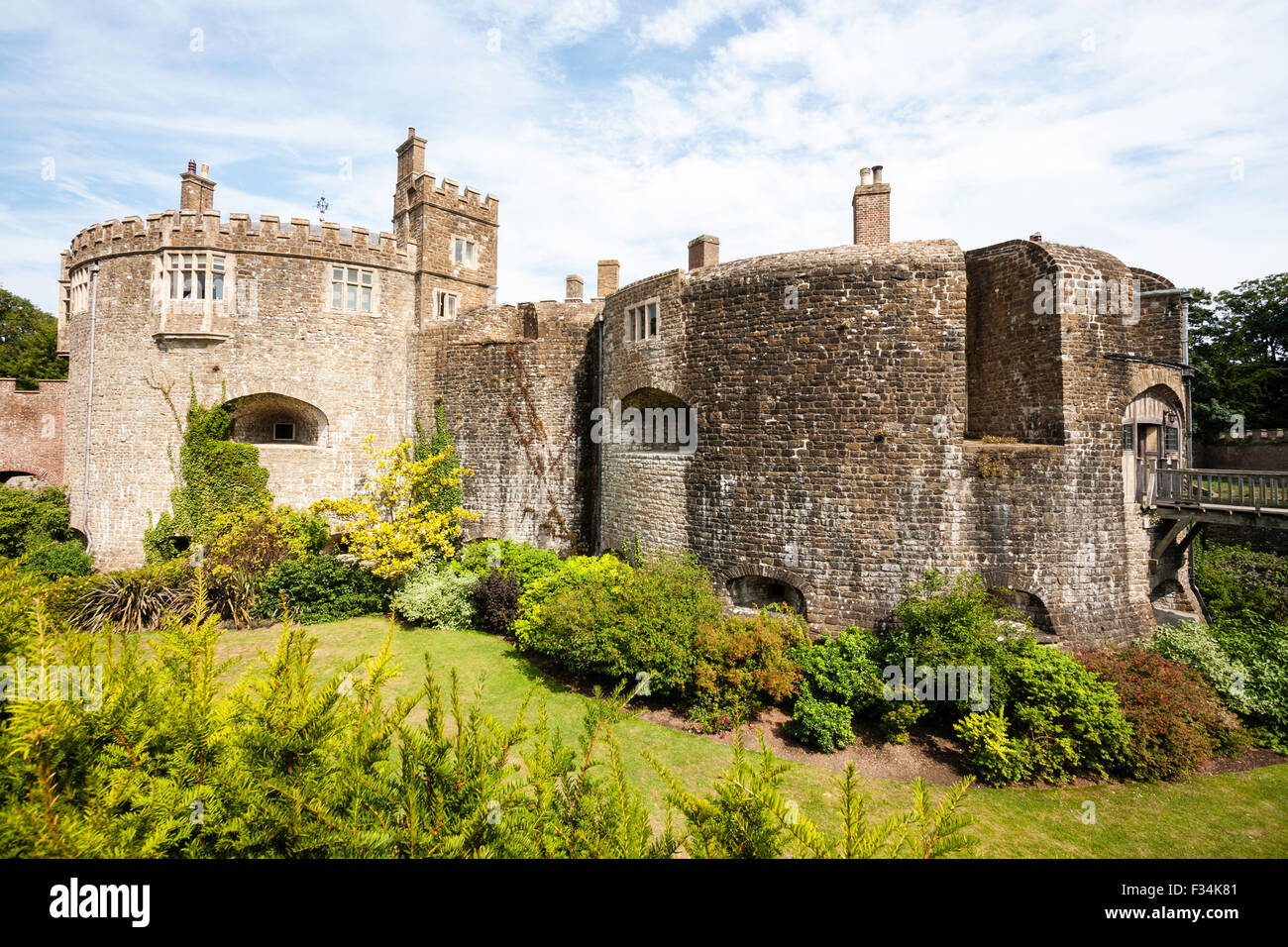 Walmer Château Tudor, construite en forme de rose. Les principaux garder beaucoup altred, puisqu'elle a été construite en 1540, avec le fossé sec. Blanc et bleu ciel nuageux. Banque D'Images