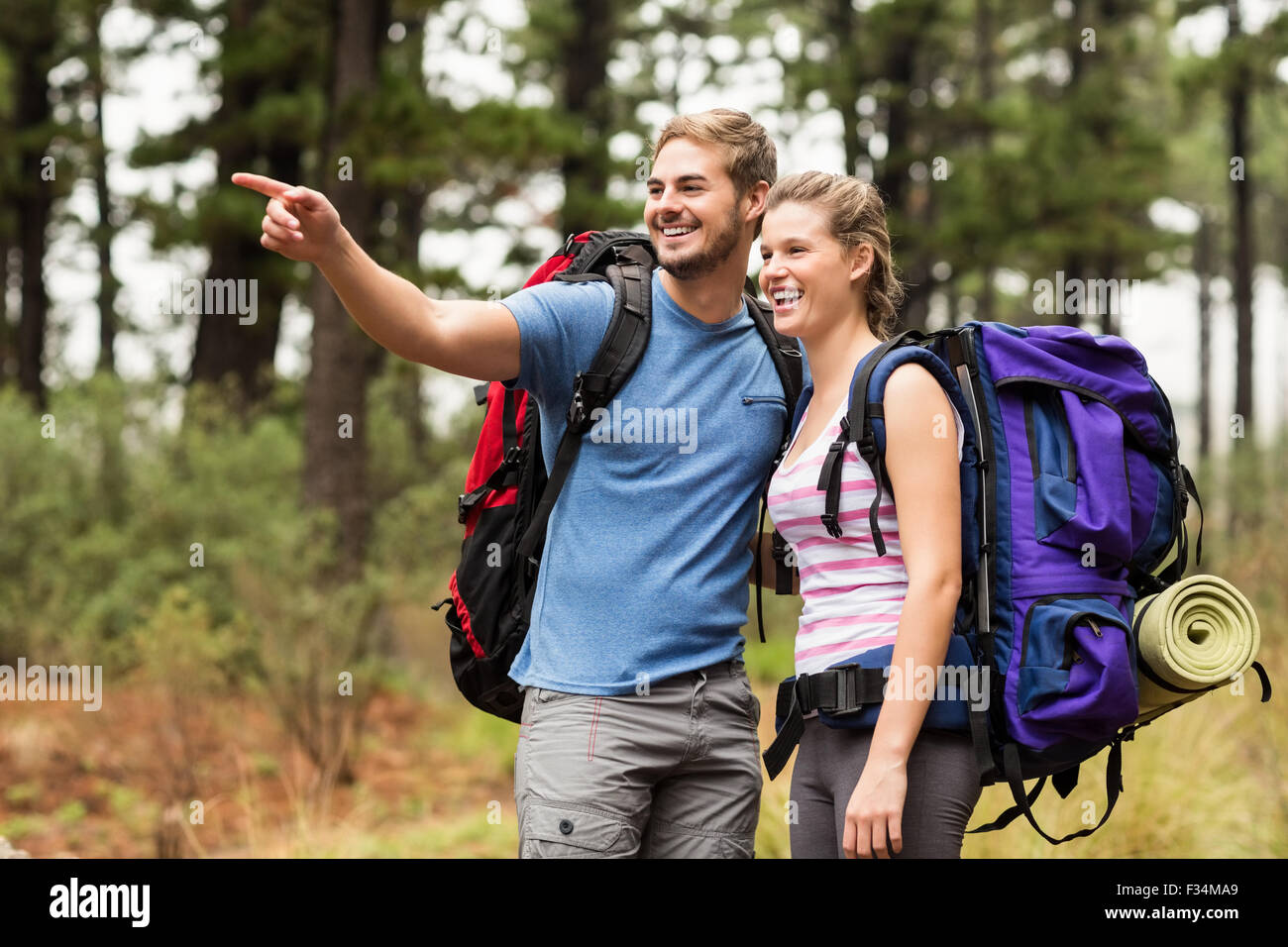 Les jeunes professionnels les randonneurs regardant au loin Banque D'Images