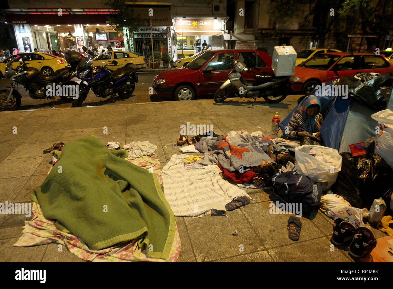 Athènes, Grèce. Sep 29, 2015. Les réfugiés afghans en choisissant un camp de fortune à une place centrale d'Athènes, Grèce, le 29 septembre, 2015. Credit : Marios Lolos/Xinhua/Alamy Live News Banque D'Images