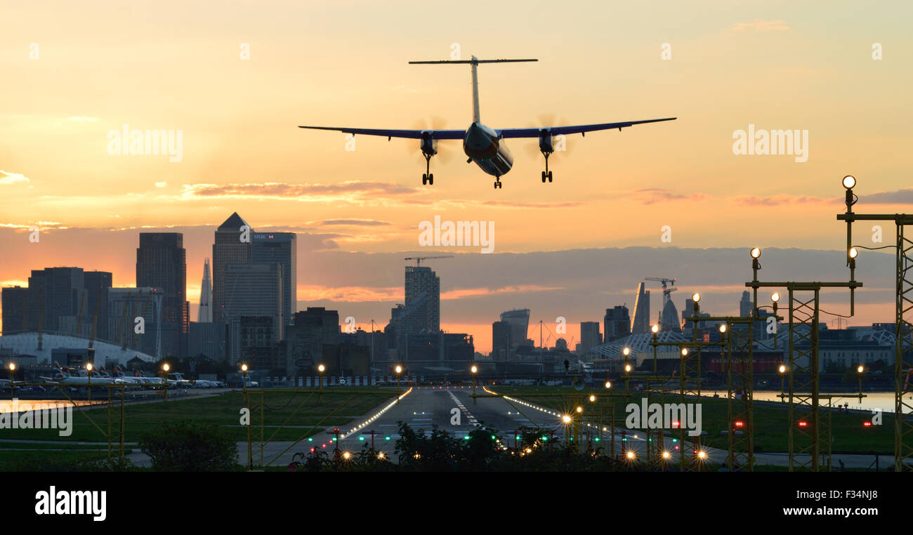 FlyBe Dash8, à l'atterrissage à l'aéroport de London City au coucher du soleil Banque D'Images