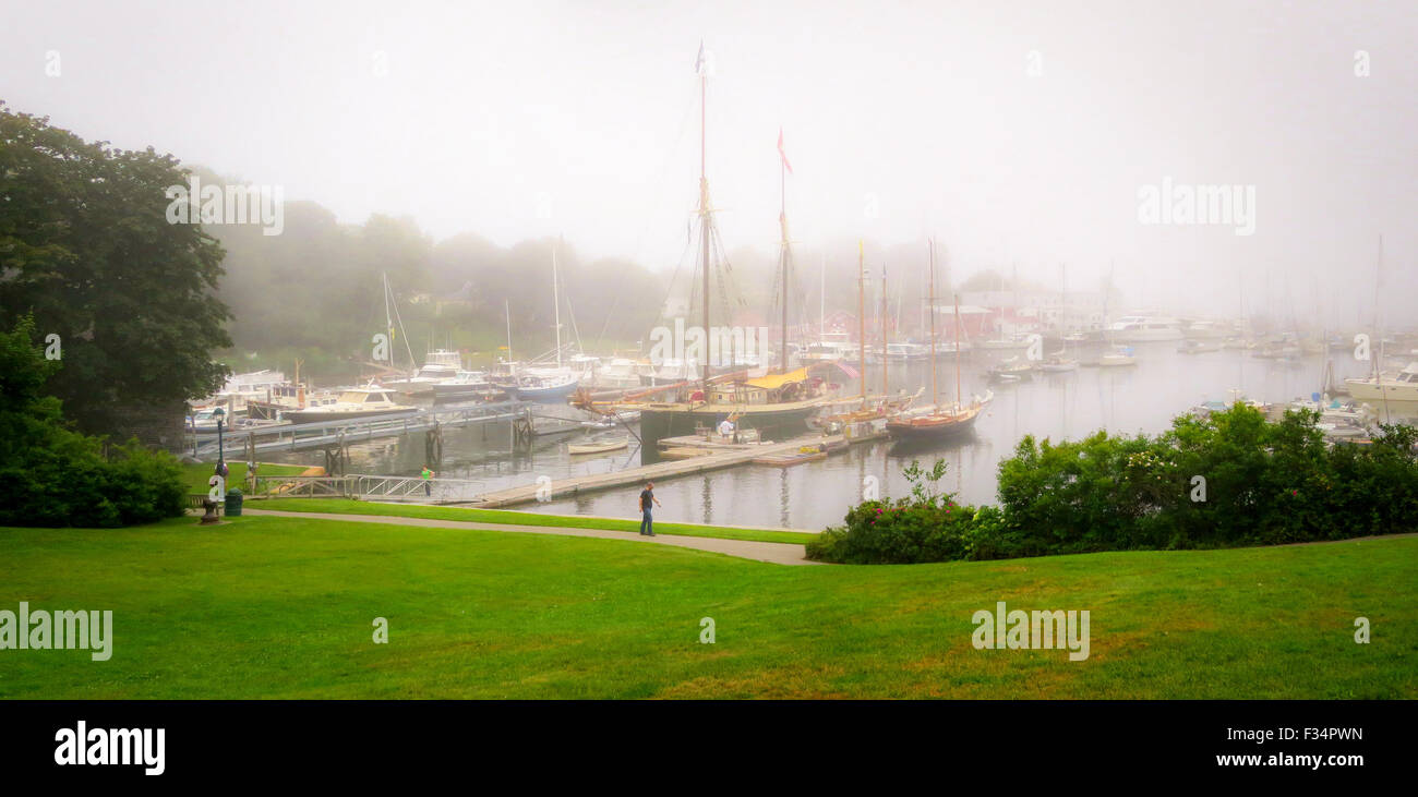 Brume matinale sur le port à Rockland, Maine, USA. Banque D'Images