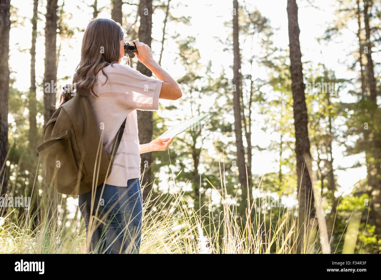 Female hiker à travers les jumelles Banque D'Images
