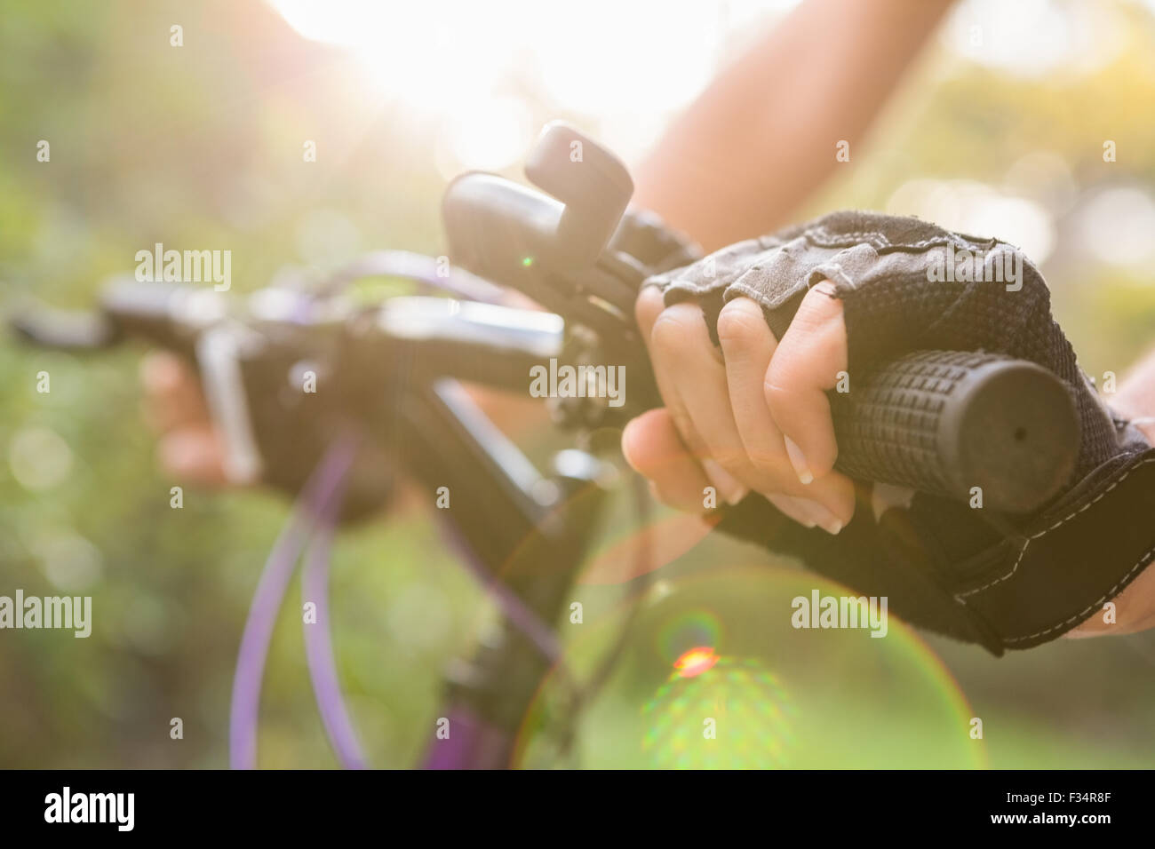 Vtt femme et la tenue de guidon Banque D'Images