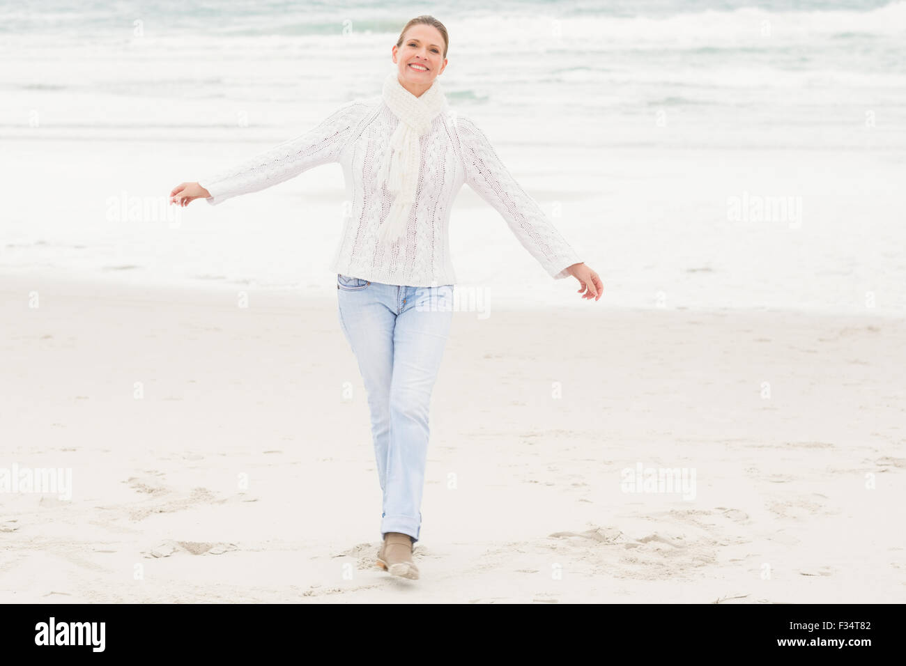 Woman standing with arms open wide Banque D'Images