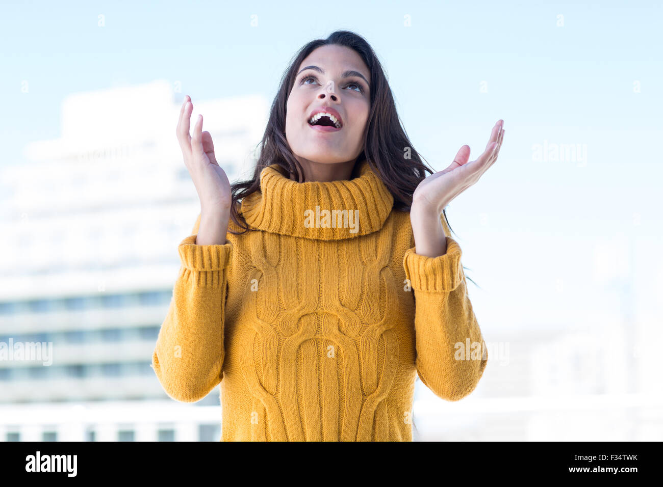 Surpris femme avec les mains hors Banque D'Images