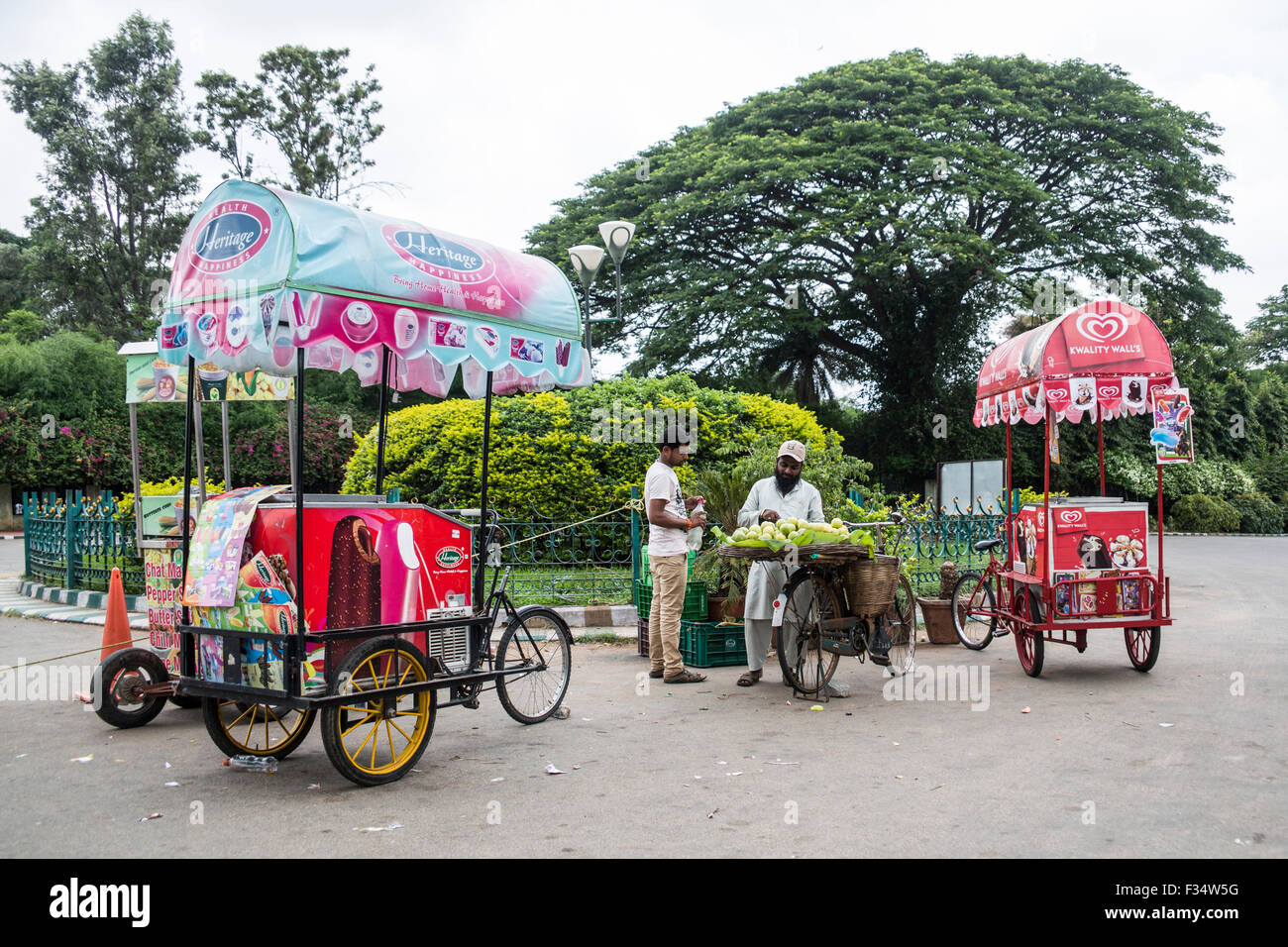La crème glacée et les vendeurs de fruits, jardin botanique Lalbagh, Bangalore, Karnataka, Inde Banque D'Images
