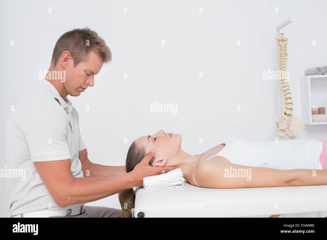 Woman receiving massage du cou Banque D'Images