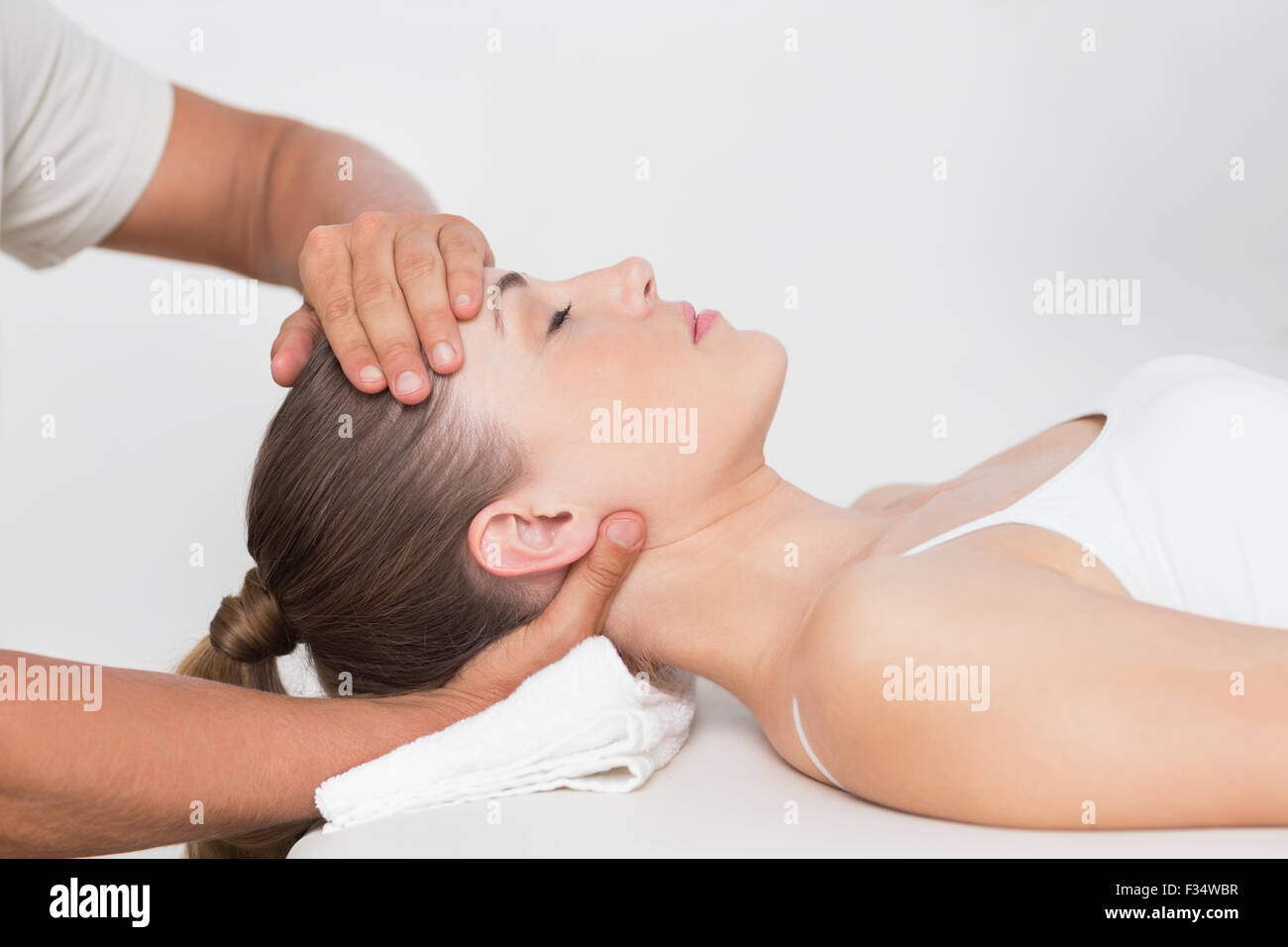 Woman receiving massage du cou Banque D'Images