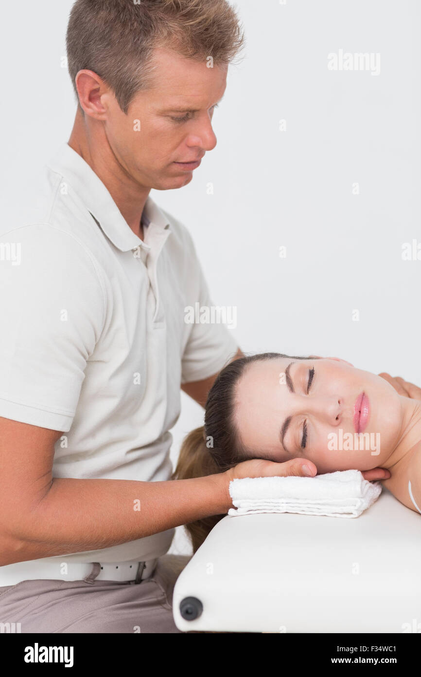 Woman receiving massage du cou Banque D'Images