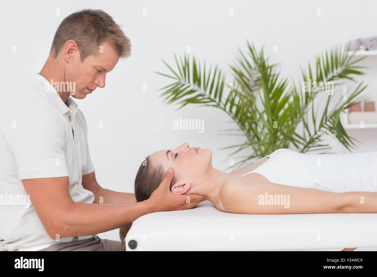 Woman receiving massage du cou Banque D'Images