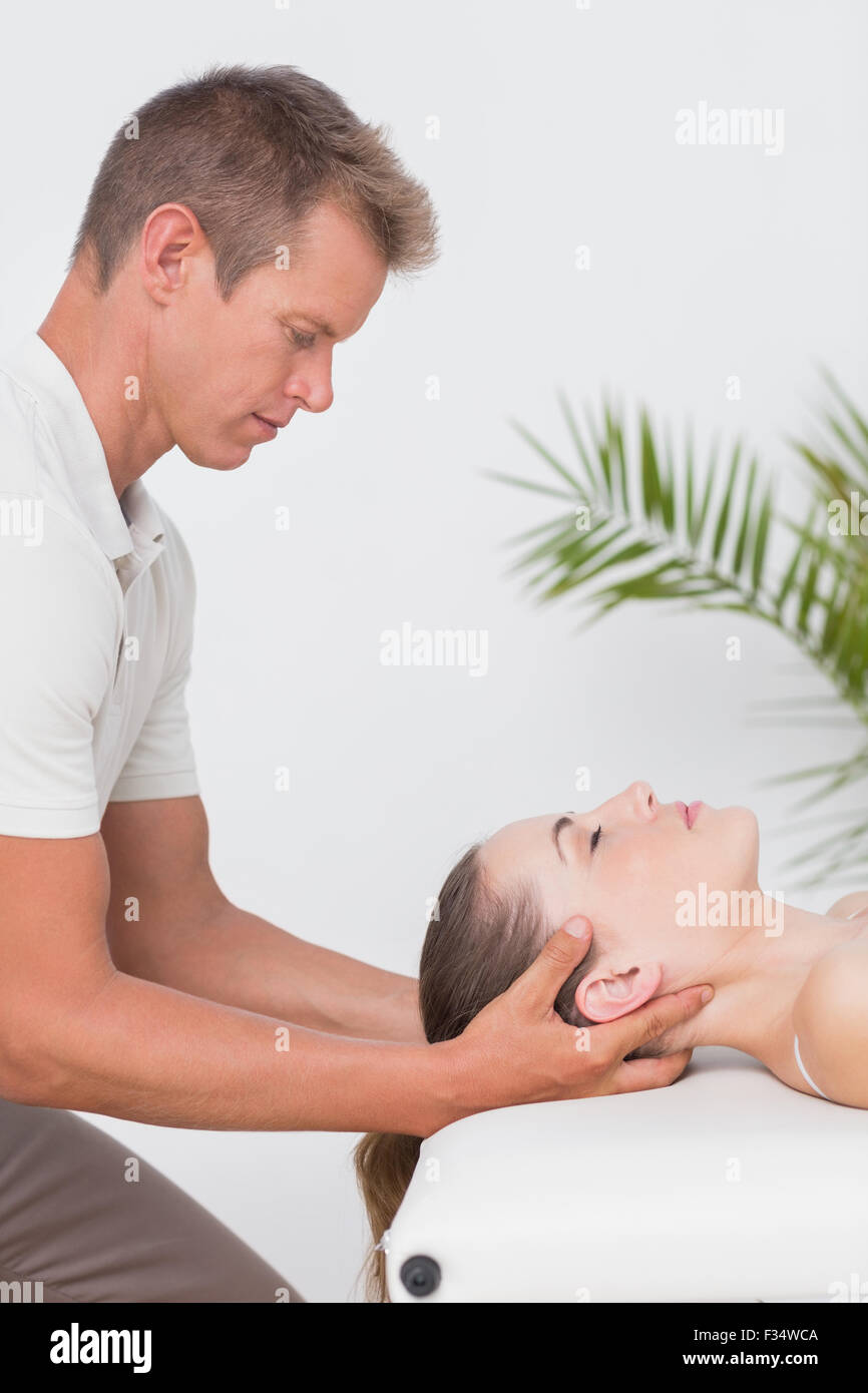 Woman receiving massage du cou Banque D'Images