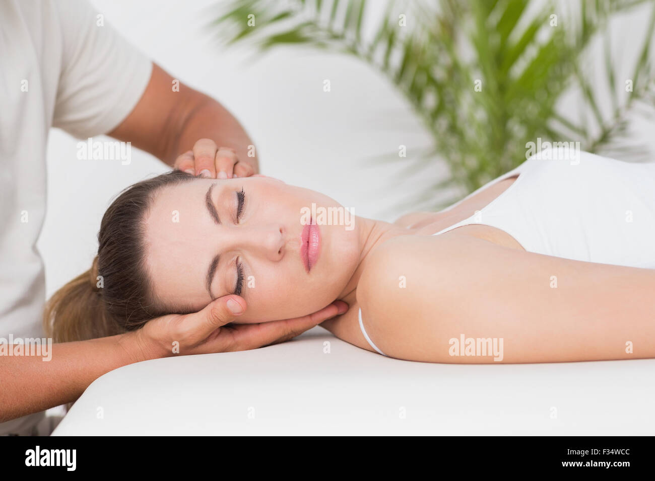 Woman receiving massage du cou Banque D'Images