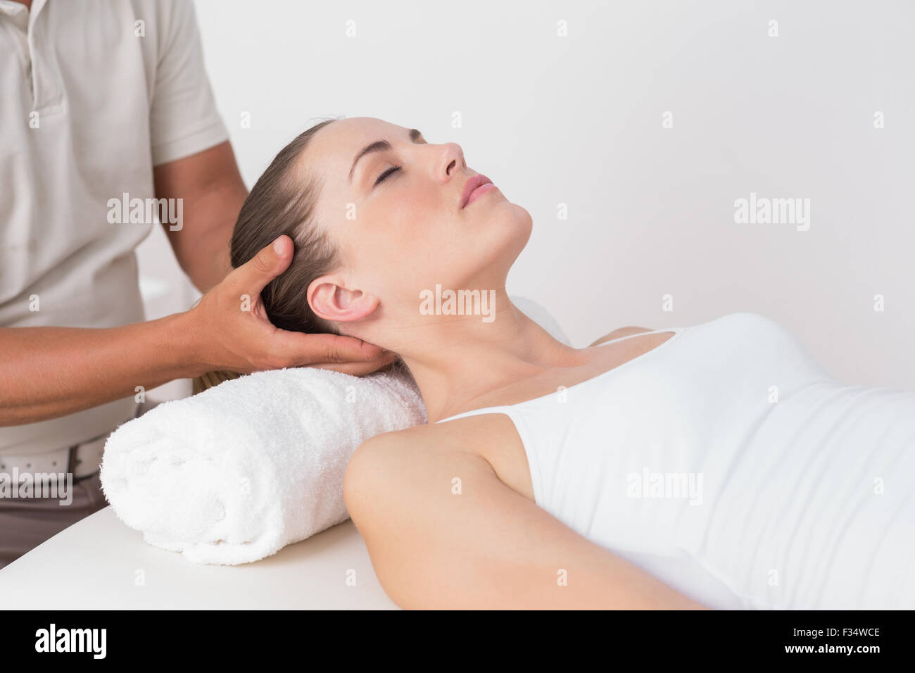 Woman receiving massage du cou Banque D'Images