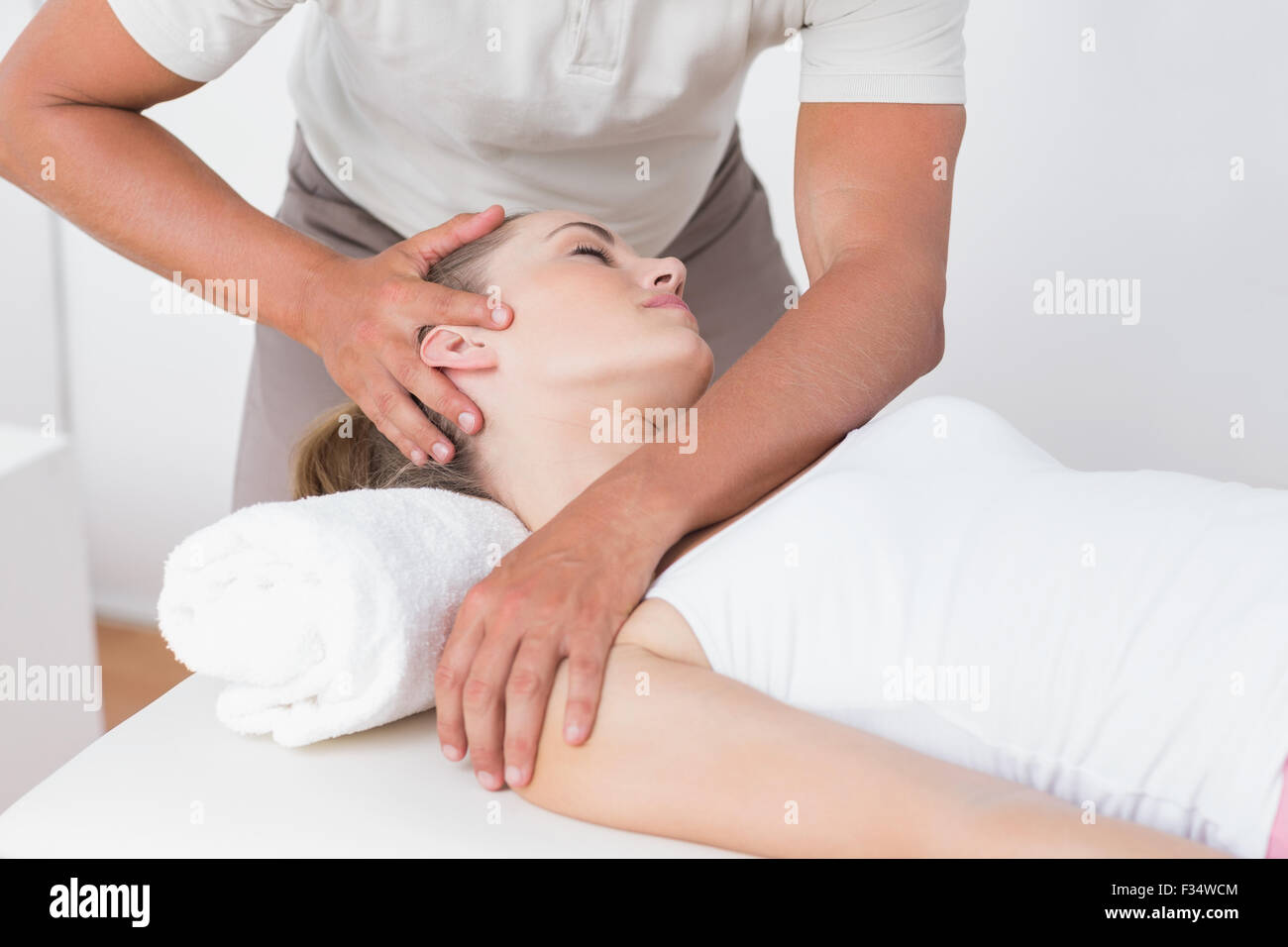 Woman receiving massage du cou Banque D'Images
