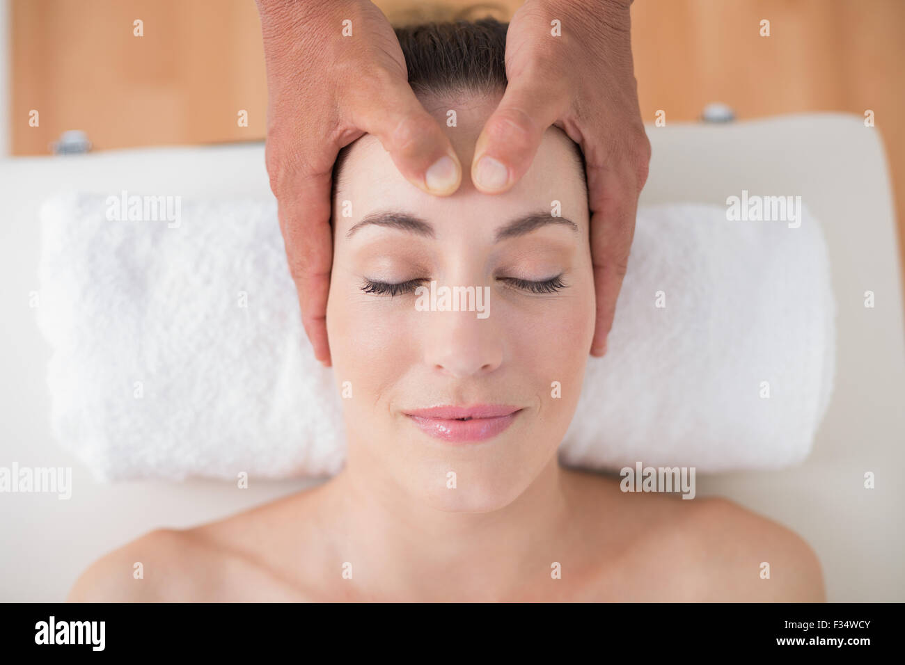 Woman receiving massage de la tête Banque D'Images
