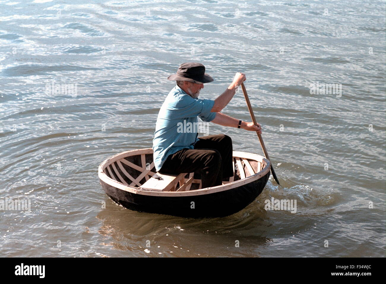 AJAXNETPHOTO - 1997 - BEAULIEU RIVER, EN ANGLETERRE. - Un HOMME ET SON BATEAU - TRADITIONNEL SUR LA RIVIÈRE CORACLE. PHOTO:JONATHAN EASTLAND/AJAX REF;0503 26 Banque D'Images