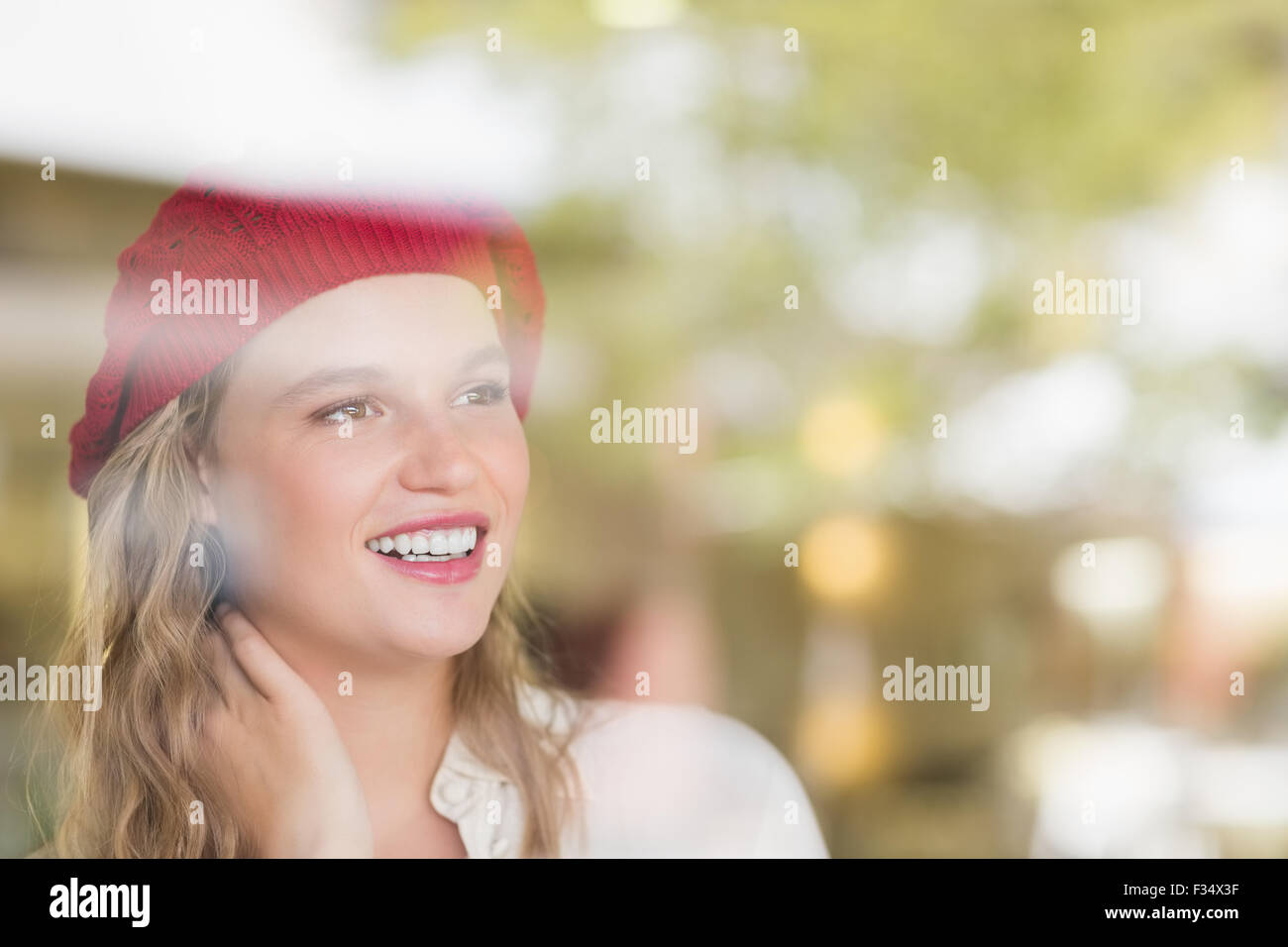 Une femme blonde en regardant par les fenêtres Banque D'Images
