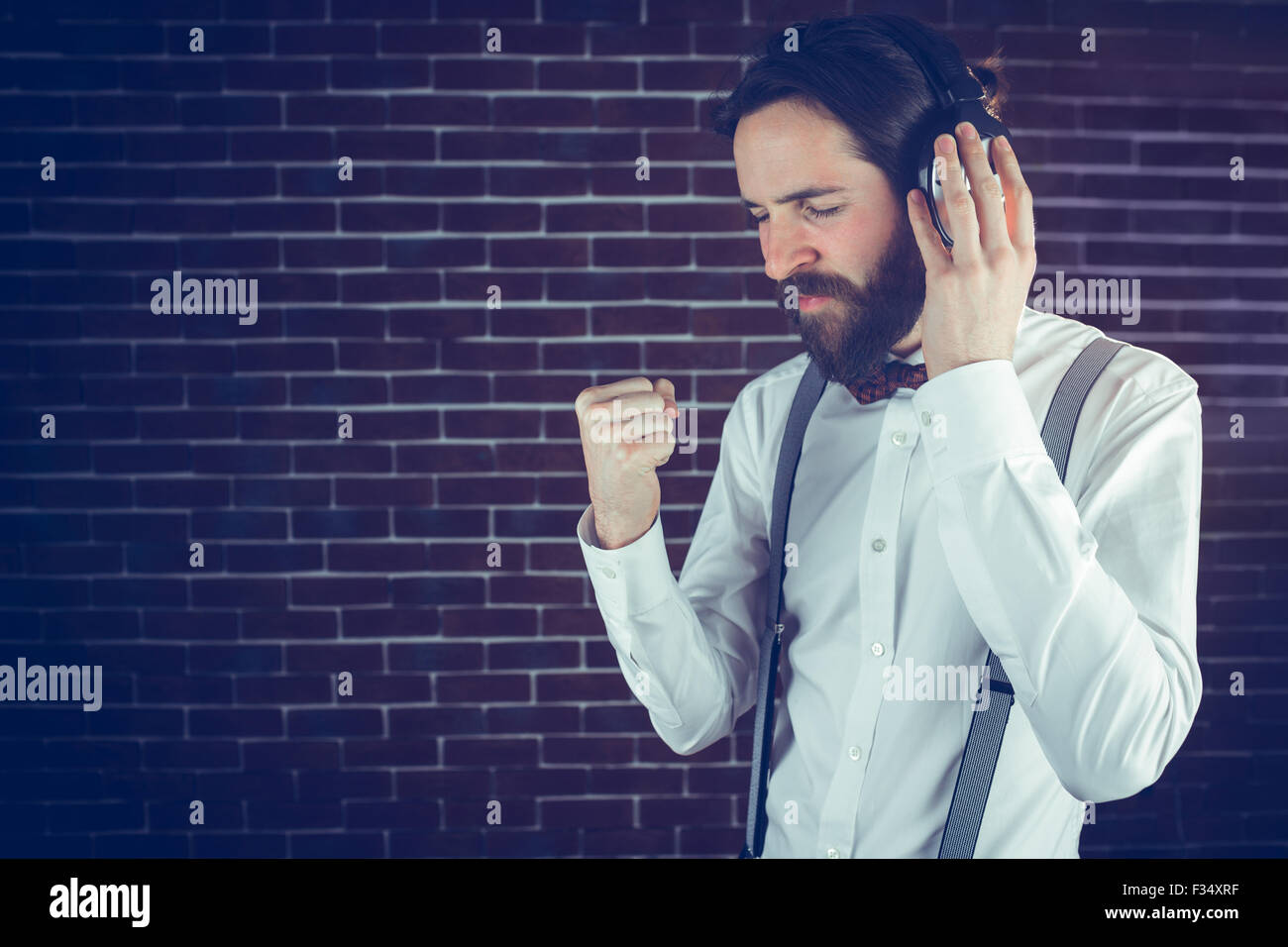 Hipster graves avec les yeux fermés la musique Banque D'Images