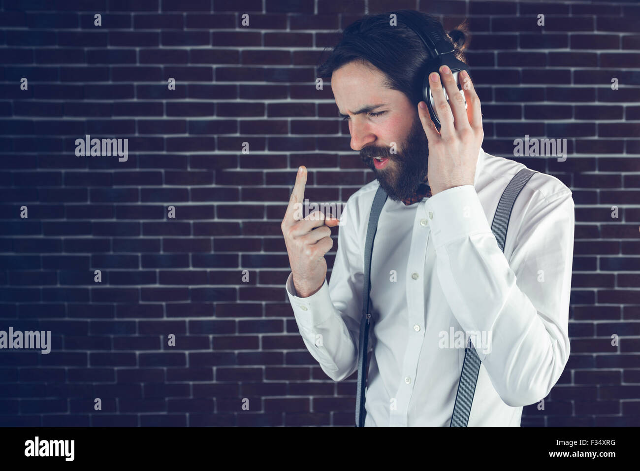 Hipster graves avec les yeux fermés listening music Banque D'Images