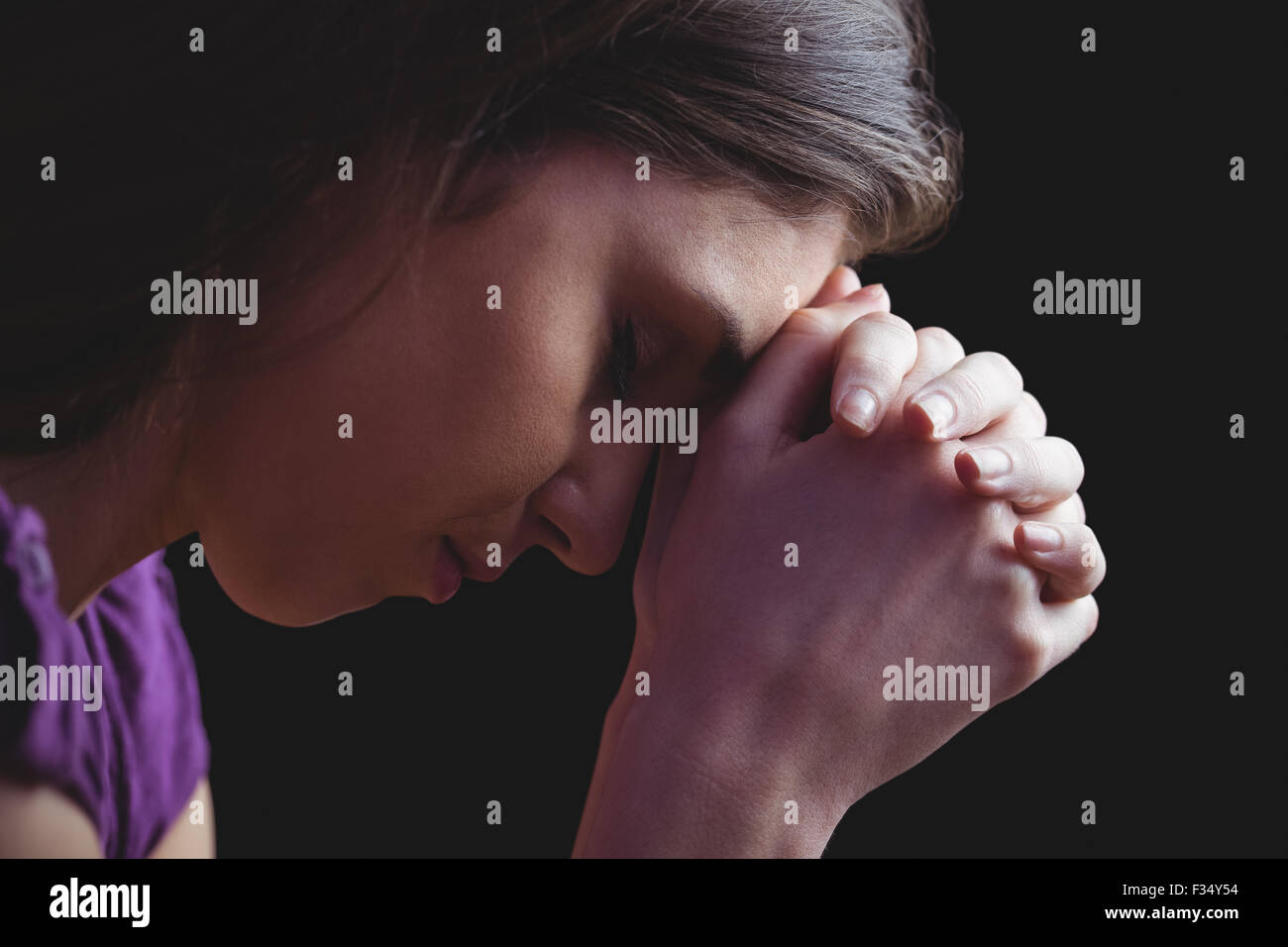 Femme en prière avec les mains Banque D'Images