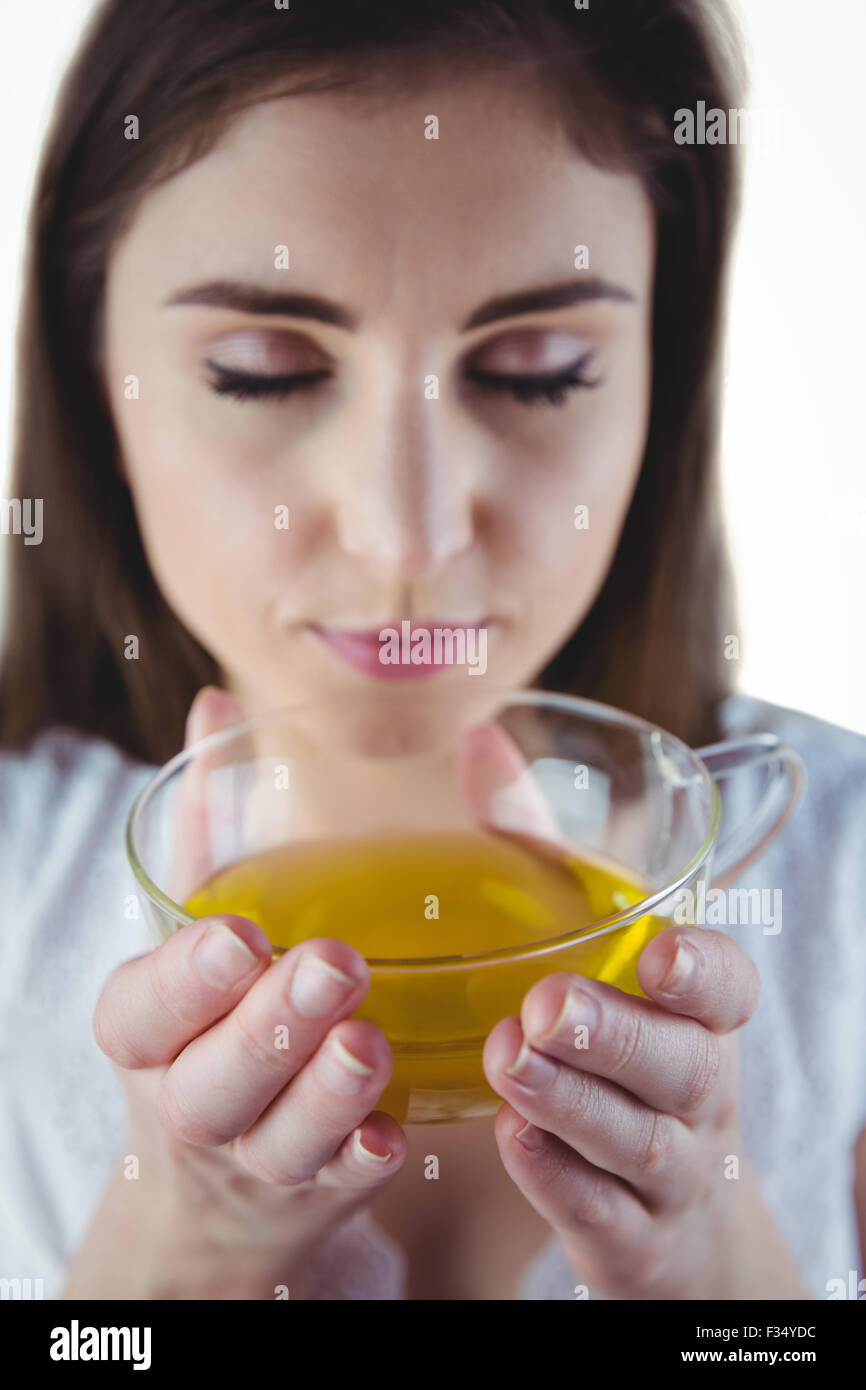 Jolie femme avec une tisane Banque D'Images