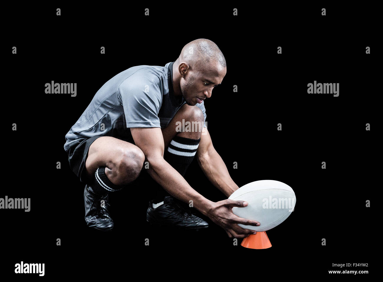 Rugby player kicking ball le maintien tee Banque D'Images