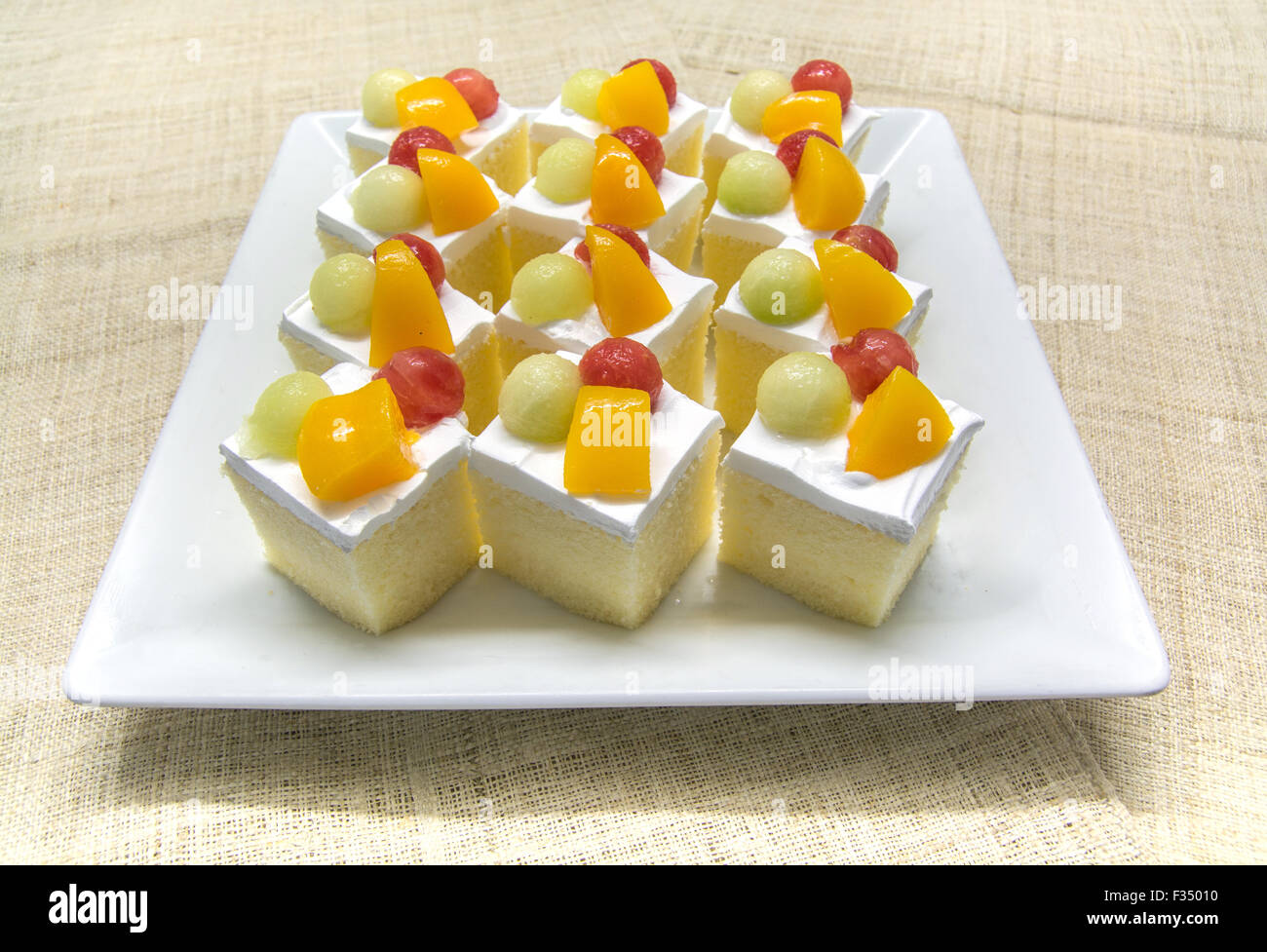 Gateau De Fruit Sur Un Carre Blanc Plaque De Fond De L Ecorce Photo Stock Alamy