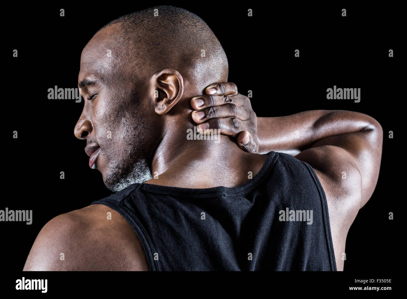 Vue arrière de l'homme le massage musculaire Banque D'Images