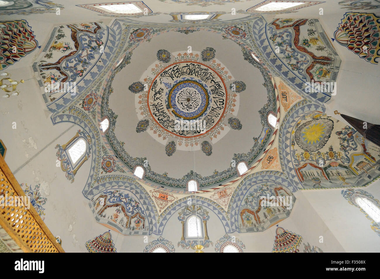 Décoration sur l'intérieur de la coupole de la mosquée de Sinan Pacha. Prizren, Kosovo. Banque D'Images