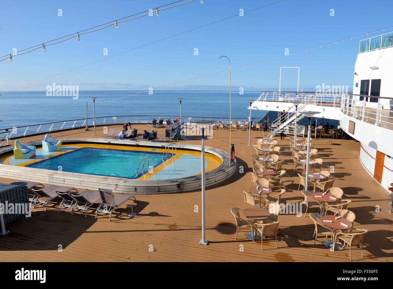 Piscine sur le pont du navire de croisière Volendam Banque D'Images