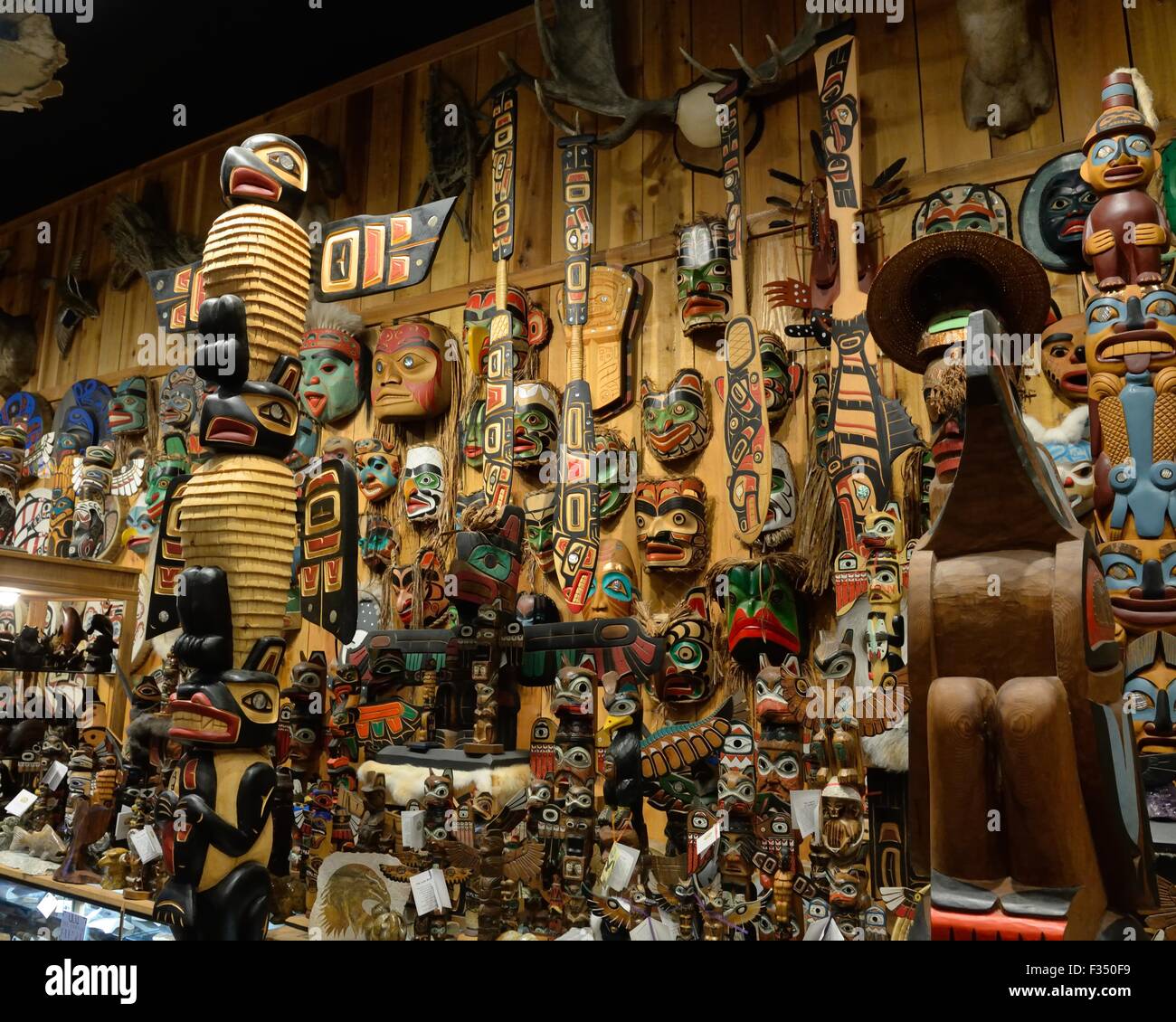 Une boutique de souvenirs vendant des bibelots indiens et inuits traditionnels et sculptures de Juneau, Alaska, USA Banque D'Images