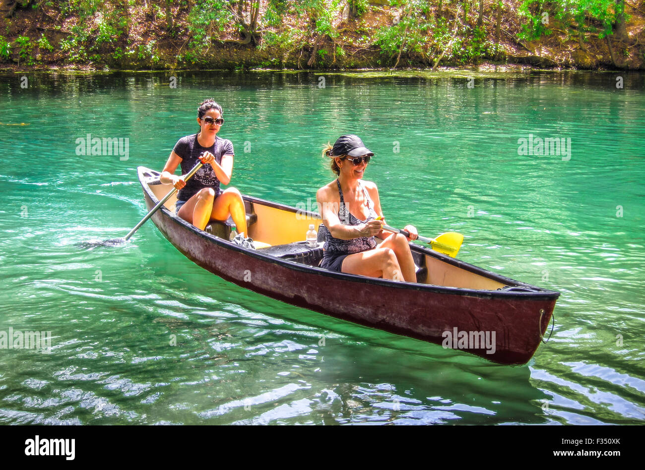 Canoë sur Barton Creek, un affluent qui alimente la rivière Colorado comme il coule à travers le Texas Hill Country à Austin, Texas. Banque D'Images