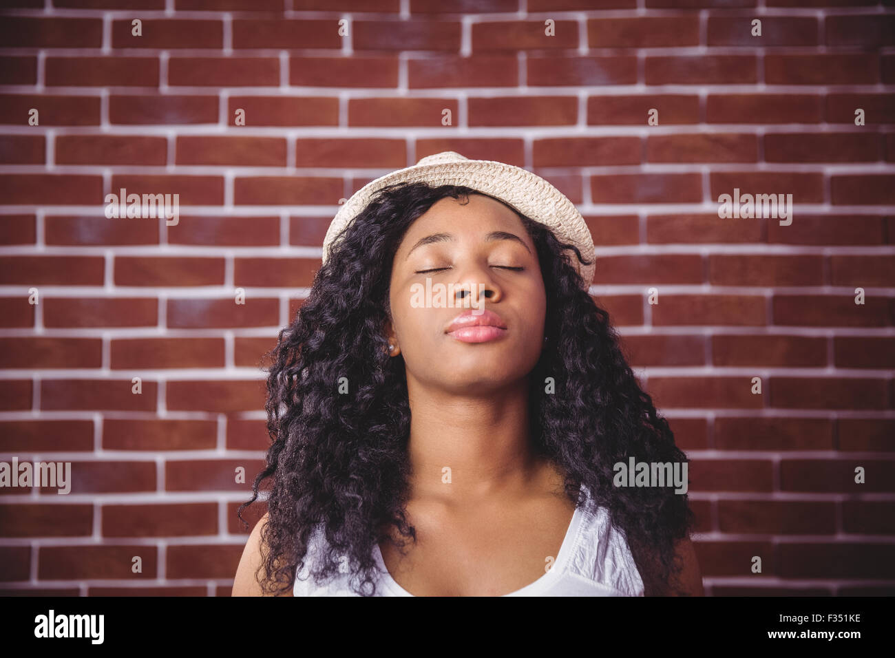 Young woman posing with hat Banque D'Images