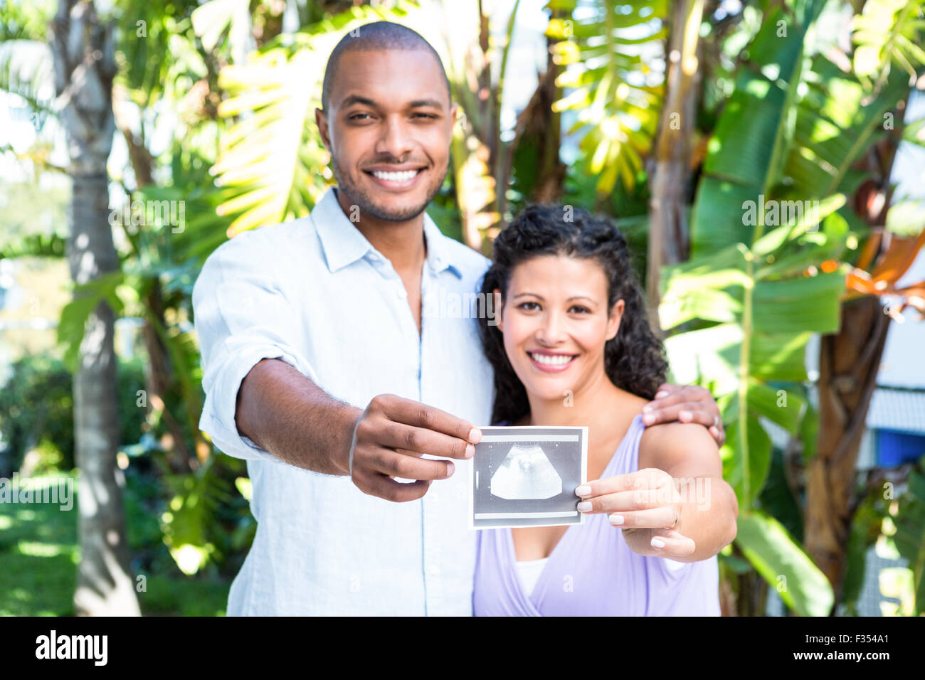 Portrait of happy mari avec pregnant wife holding sonogram Banque D'Images