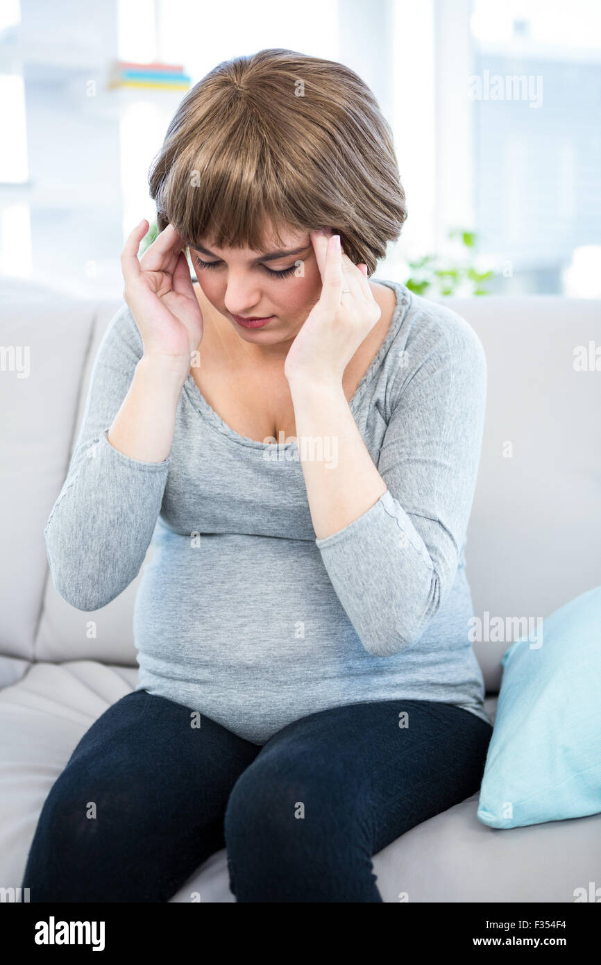 Femme enceinte ayant des maux de tête Banque D'Images