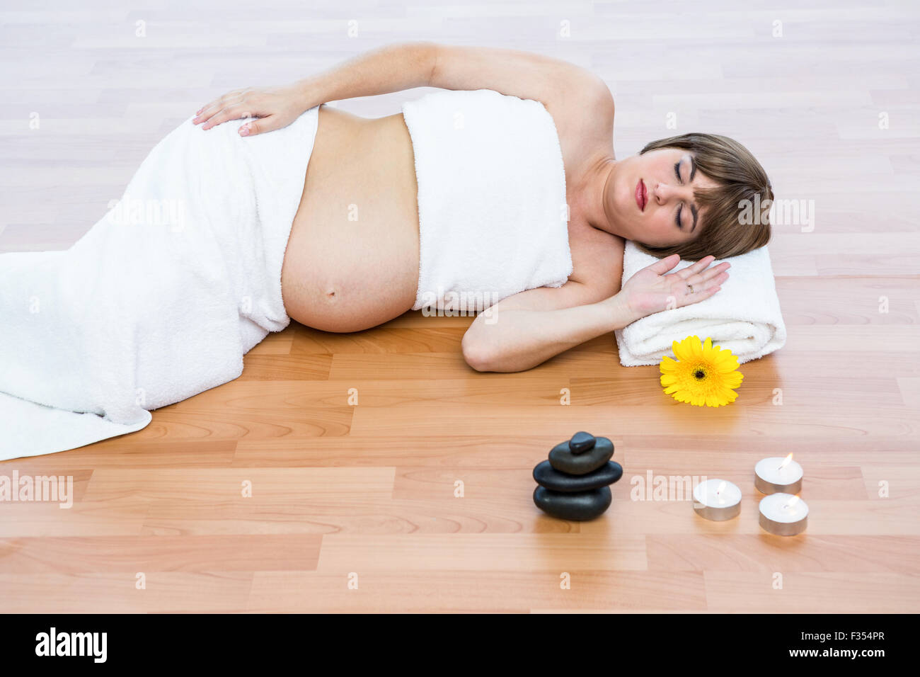 Pregnant woman with eyes closed relaxing Banque D'Images