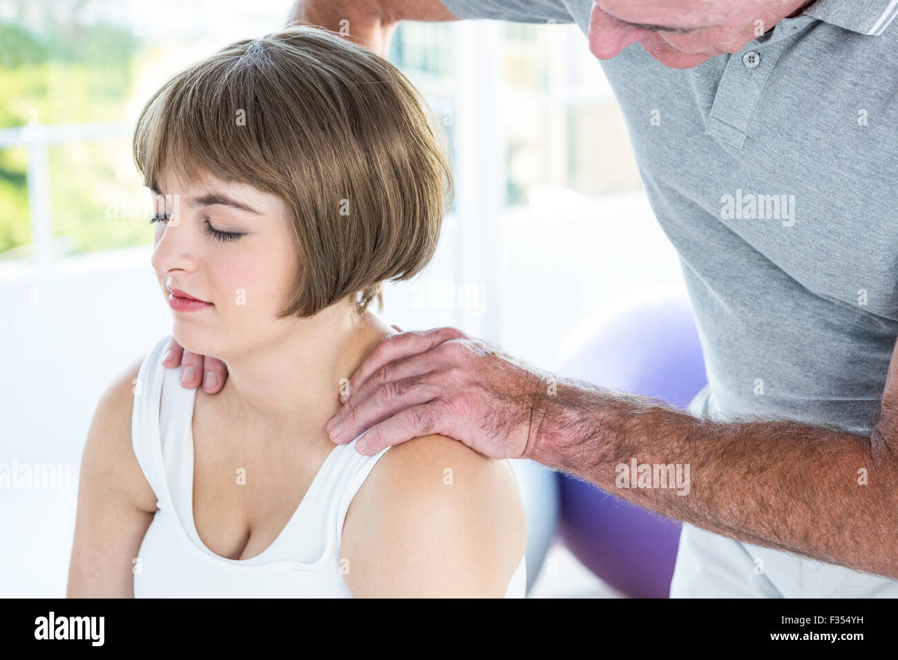 Therapist massaging Woman relaxing while Banque D'Images