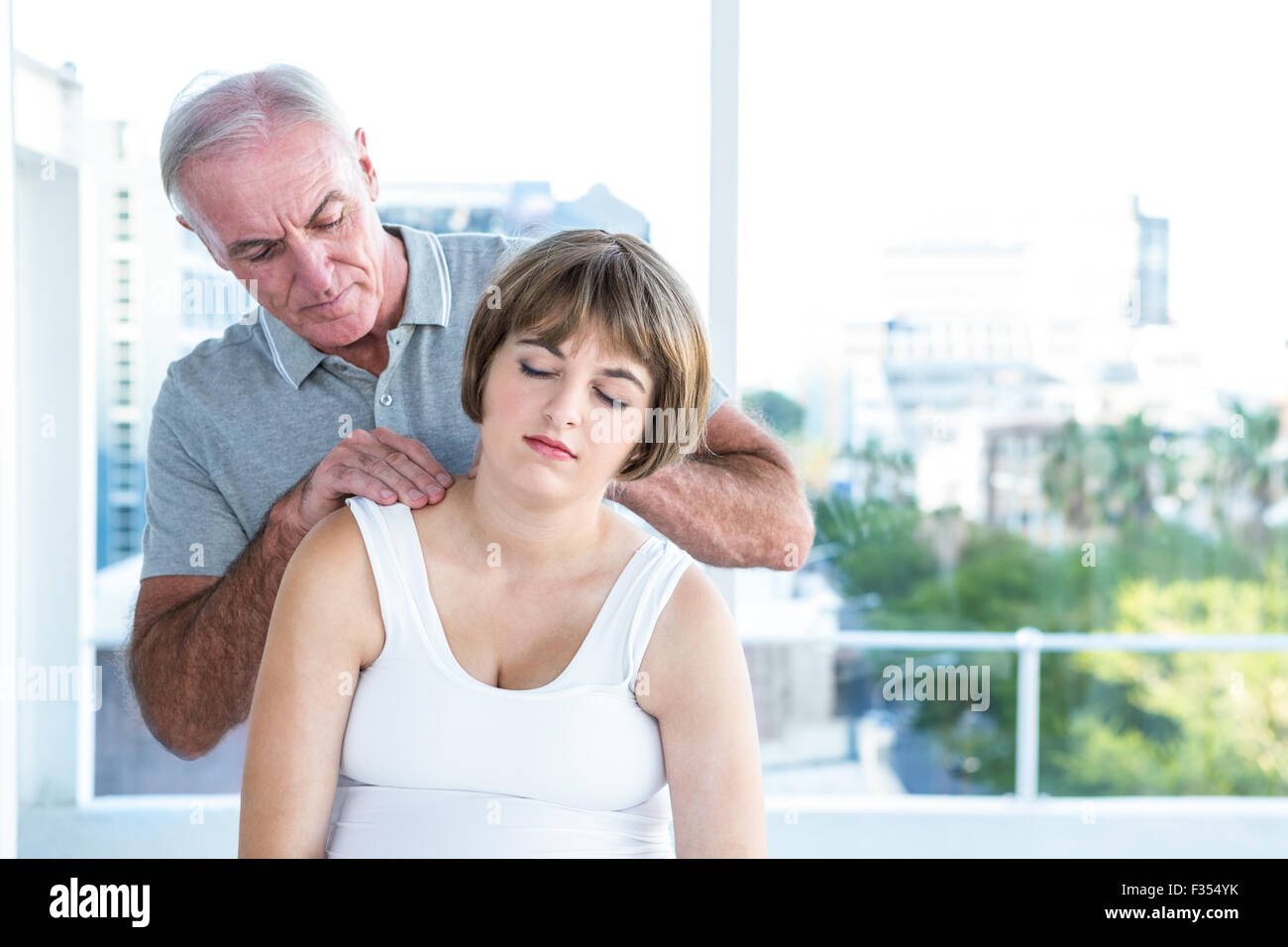 Therapist massaging femme enceinte Banque D'Images