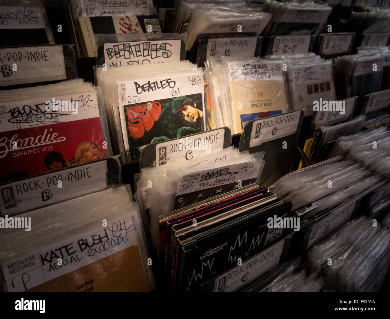 Le vinyle et cd dans un magasin de disques Banque D'Images