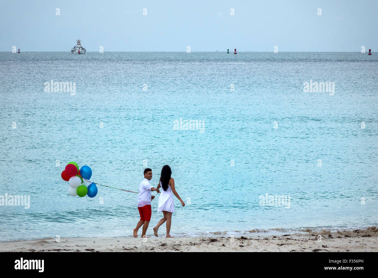 Miami Beach Florida,Océan Atlantique,surf,Beach-combers,hispanique homme hommes, femme femme femmes,couple,ballons,bouquet,FL150501009 Banque D'Images