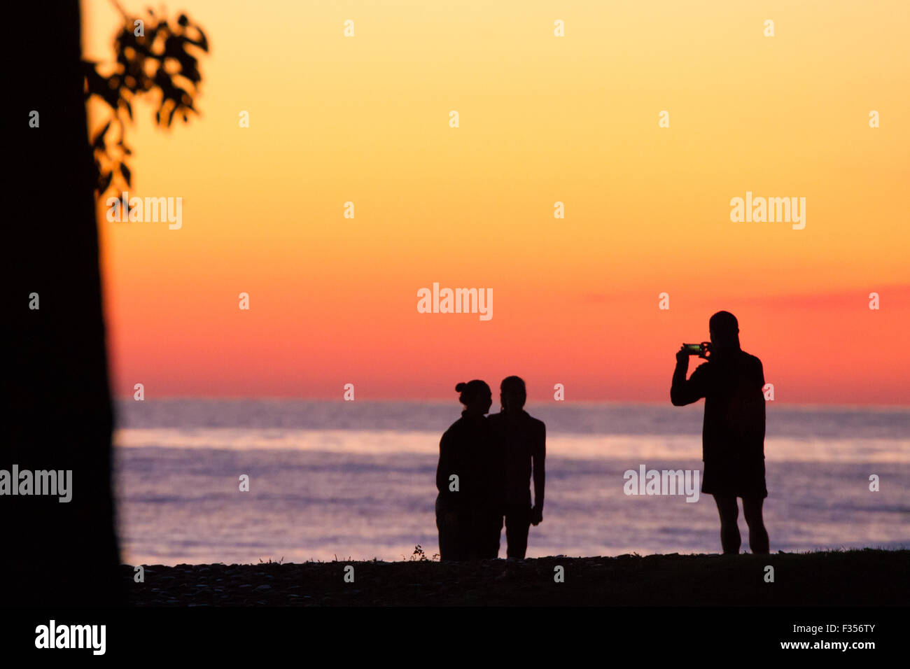 Coucher Soleil océan personnes Banque D'Images