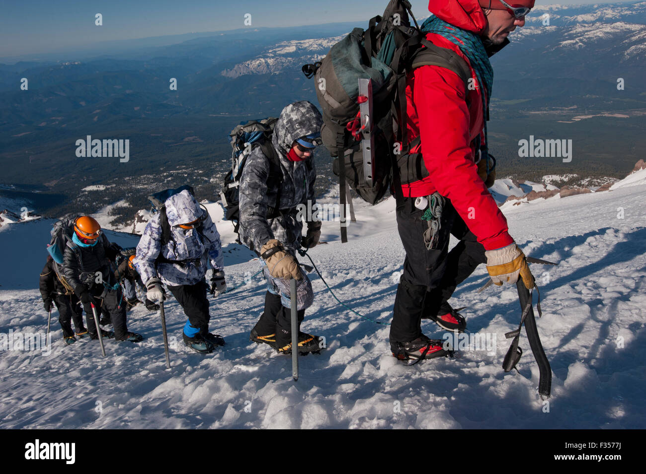 Un groupe de personnes grimper une pente raide sur le Mont Shasta dans Shasta Trinity National Forest, Californie. Banque D'Images