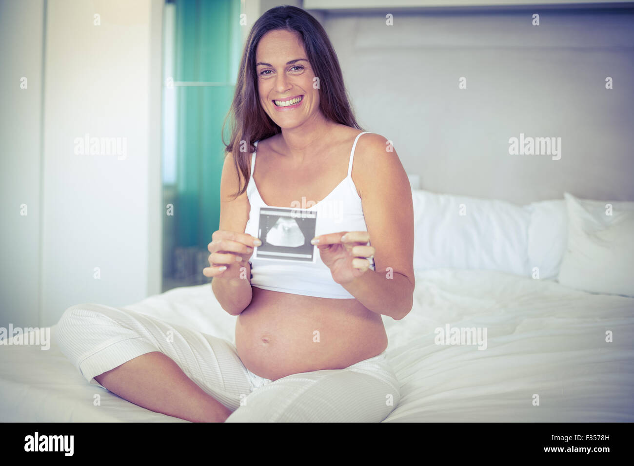 Portrait de femme heureuse avec échographie Banque D'Images