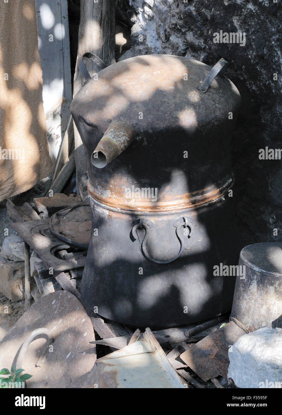 Un petit pot portable toujours sur une ferme près de Rubik utilisé pour la distillation de spiritueux à partir de vins de fruits. Rubik, de l'Albanie. Banque D'Images